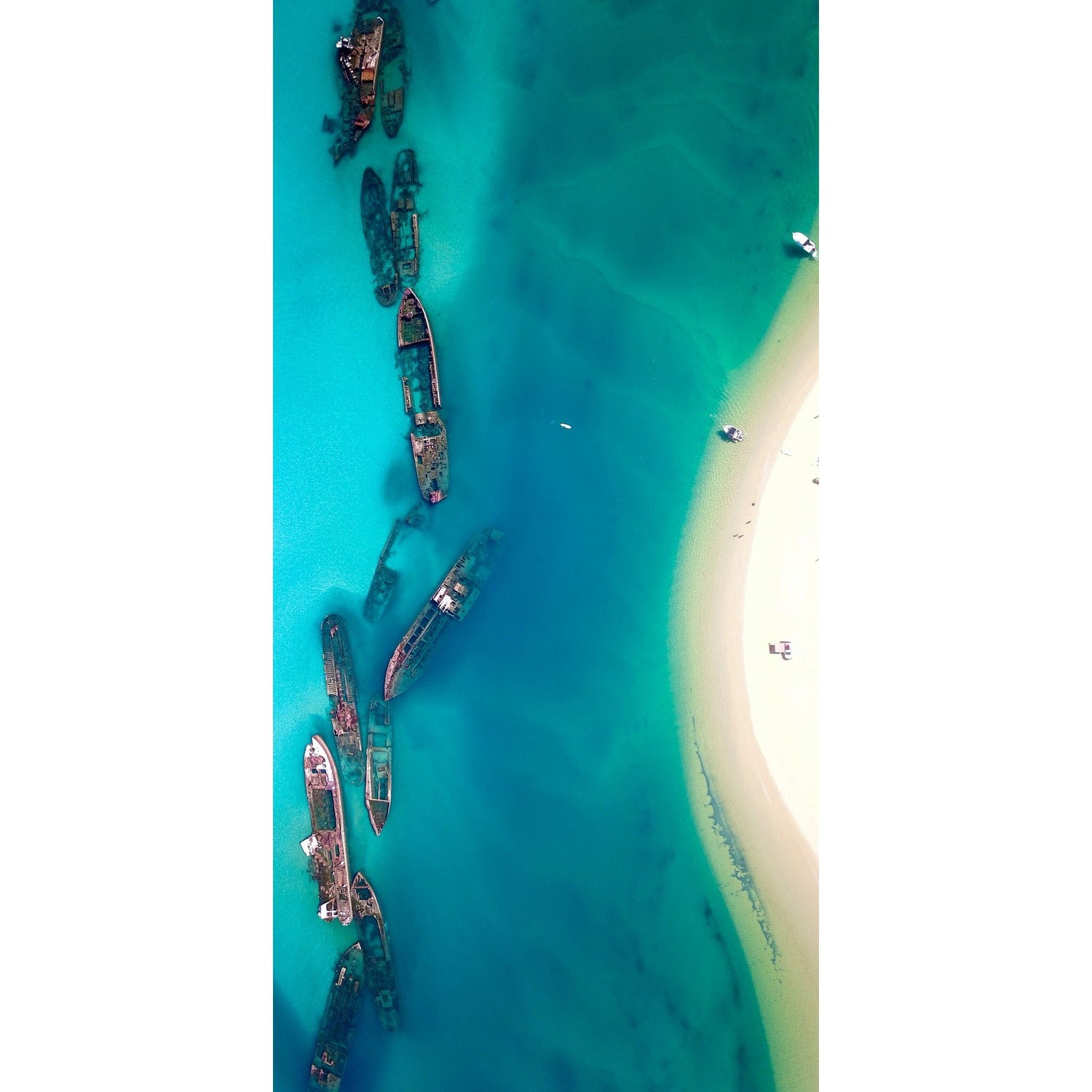 Shipwrecks beach towel